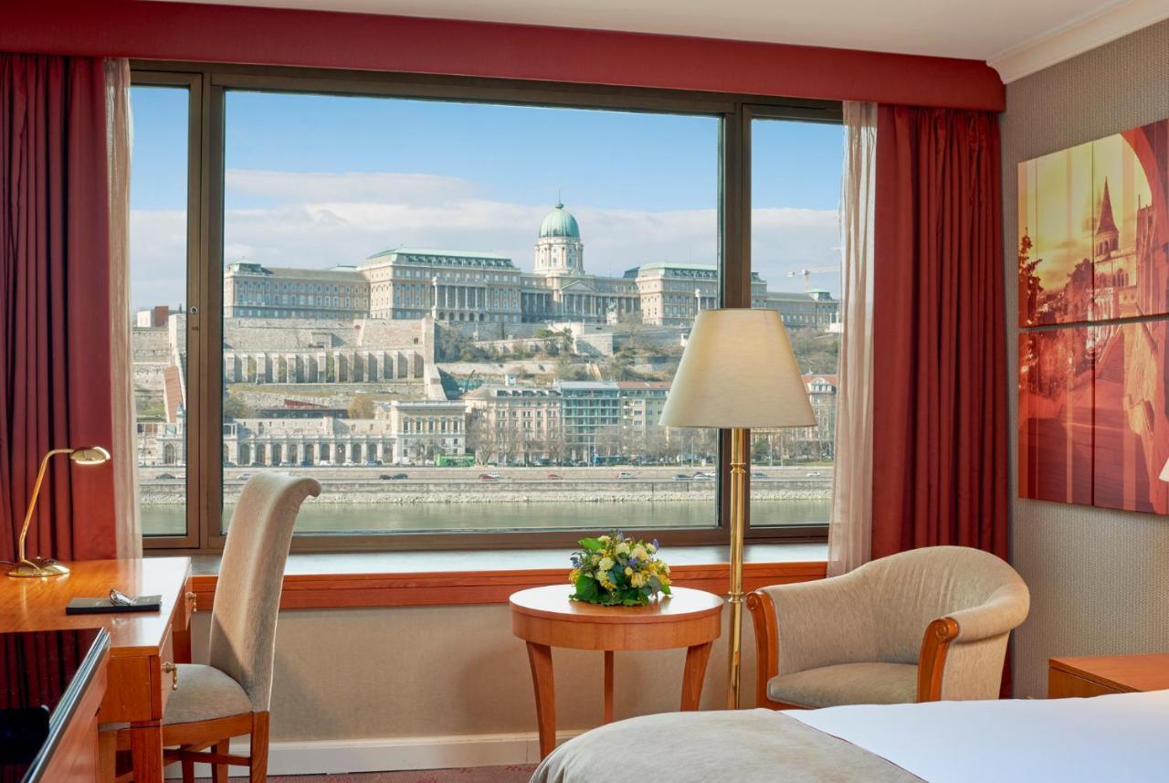Chambre Lit Queen-Size Classique avec Accès au Salon Club - Vue sur Lac